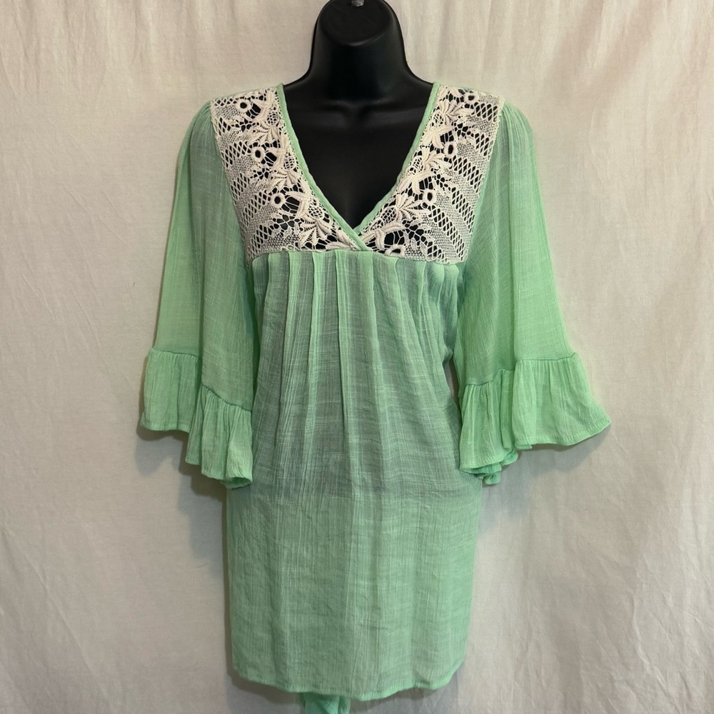 F-129 J&M Clothing Green & White Lace Detail 1/2 length Bell‎ Sleeve Blouse